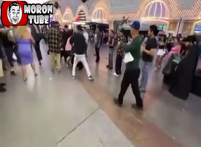Video :A fight at a casino in Las Vegas escalates into a shooting